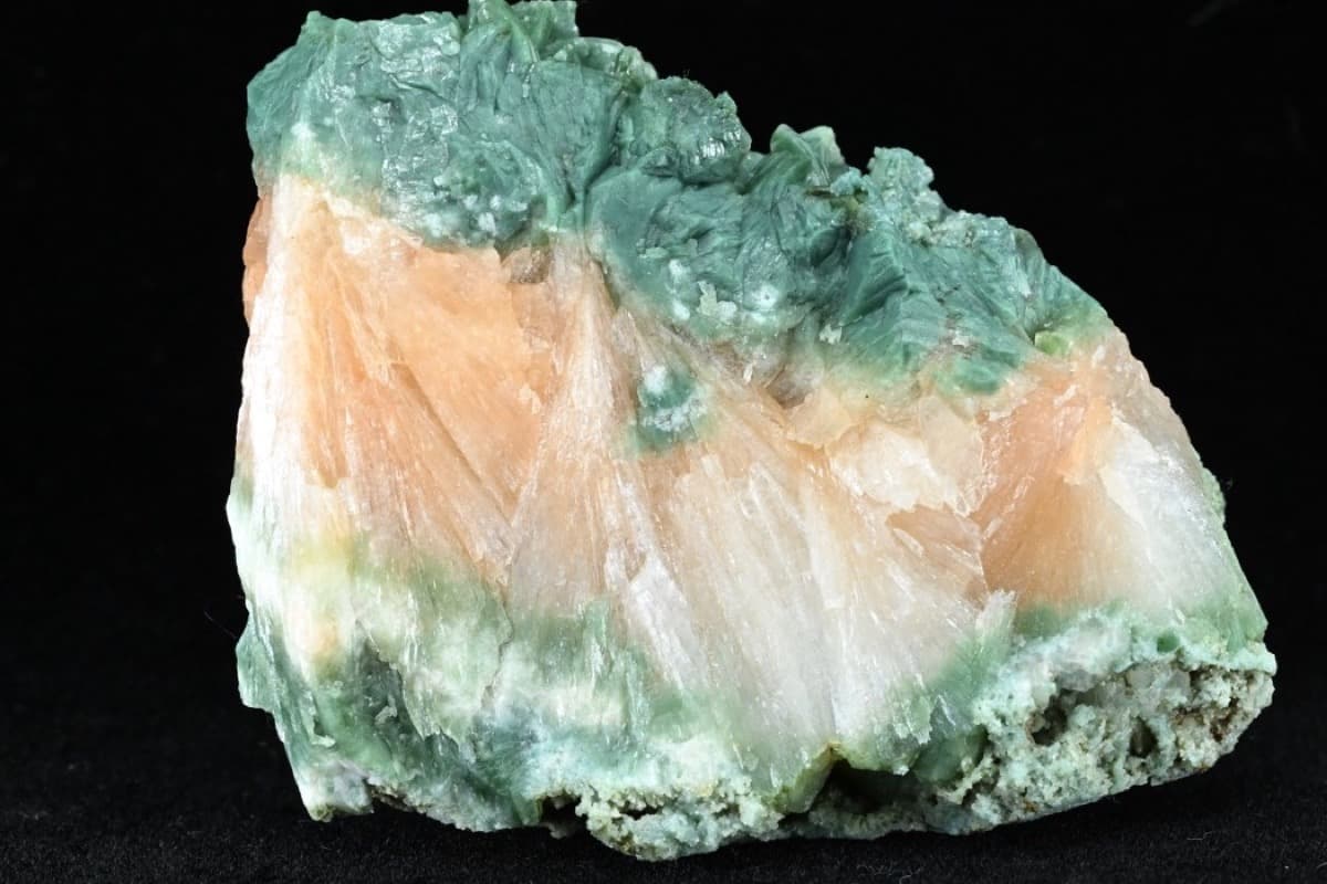 Stilbite and Celadonite on Basalt Matrix